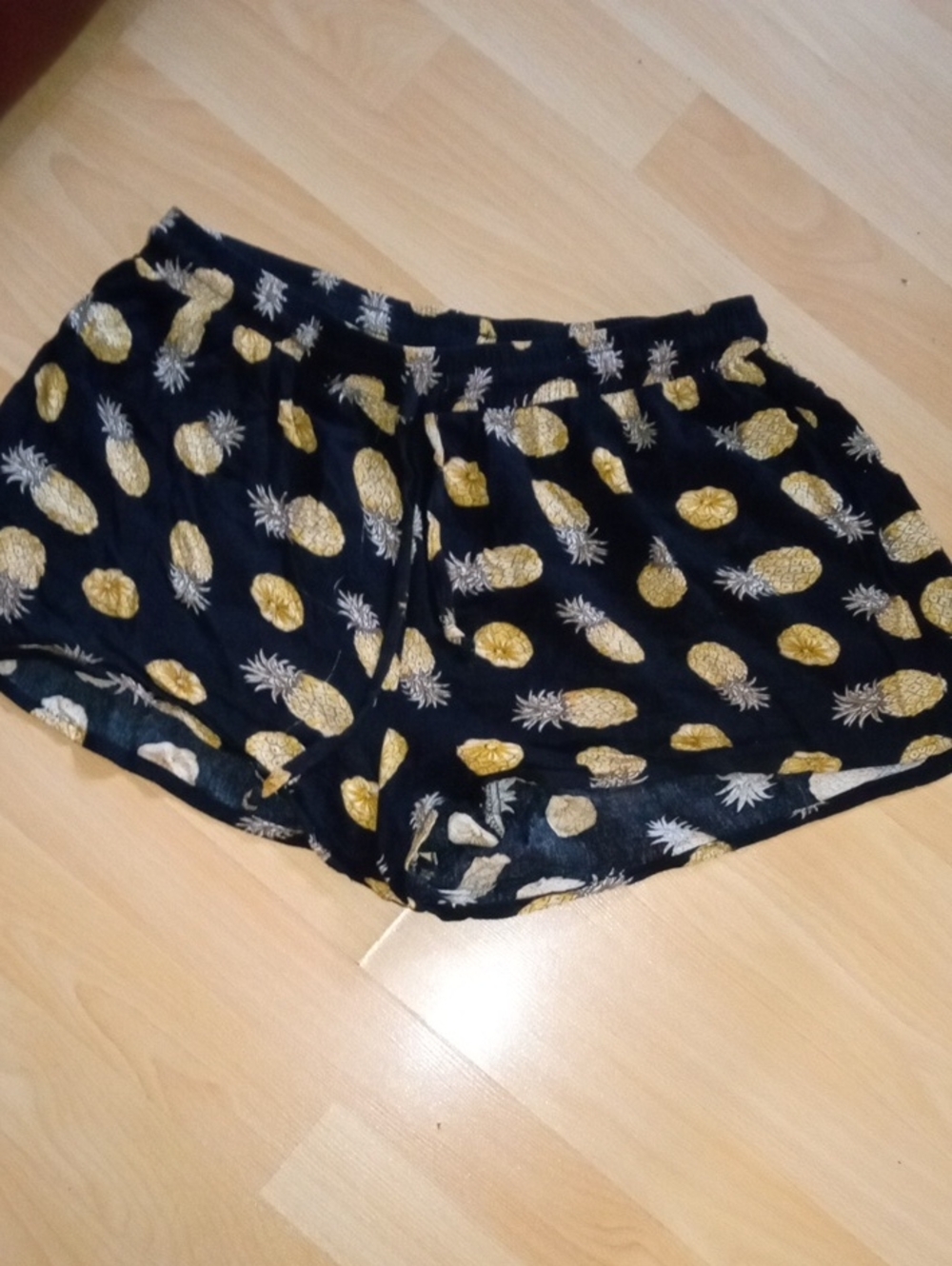💲1⃣▶>Women's Black Shorts with Gold Pineapple Print